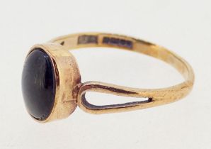 A 9 carat gold Whitby jet ring size G to H, 1g