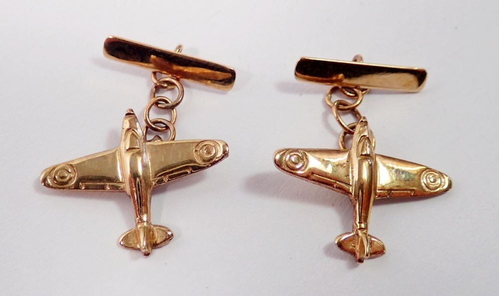 A pair of 9 carat gold novelty spitfire aeroplane cufflinks, 2.4g - Image 2 of 2