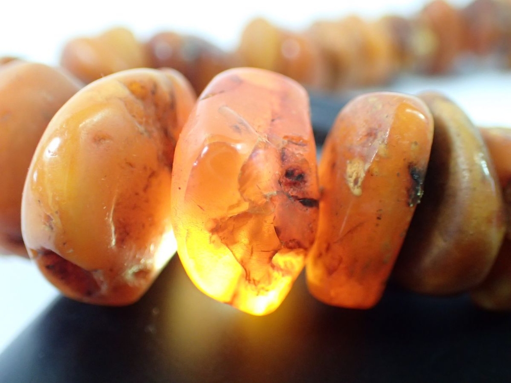 An amber chip necklace, 52cm long, 70g - Bild 3 aus 3