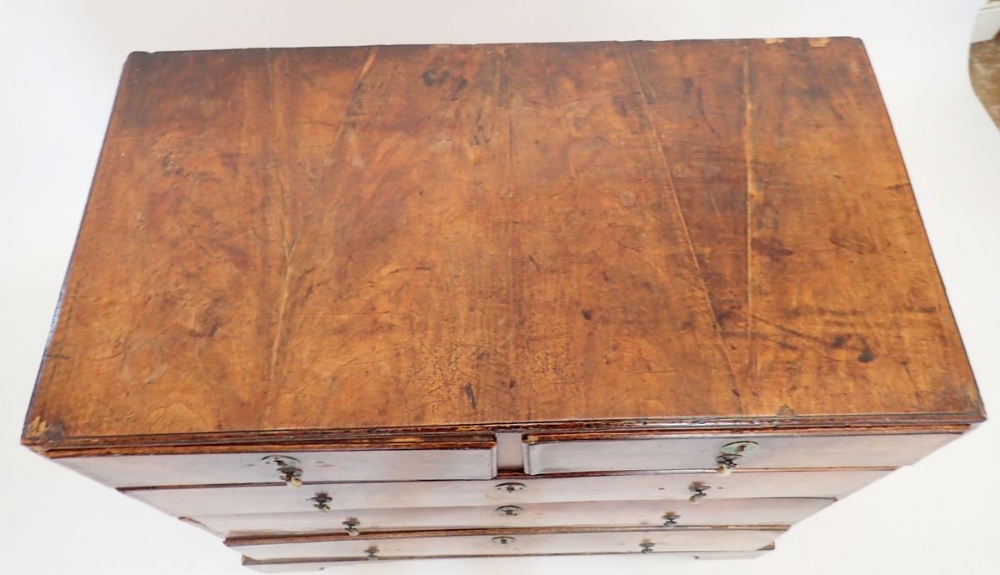 A George II walnut chest of two short and three long drawers on bracket supports, 86cm - Bild 3 aus 5