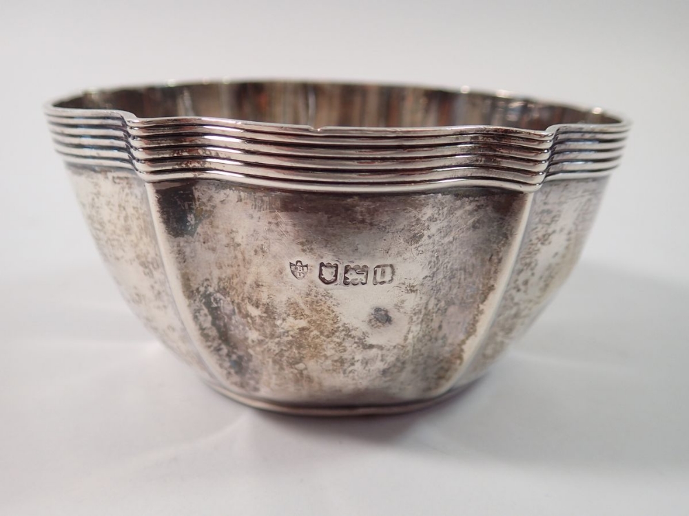 A silver sugar bowl with reeded rim, 10.5cm diameter, London 1915, 138g - Image 2 of 2
