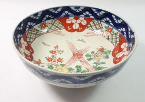 A Japanese Imari fruit bowl with floral decoration, 24cm diameter