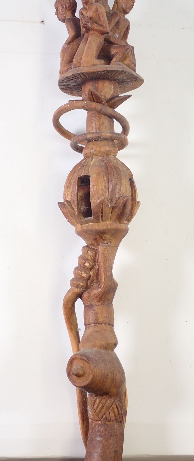 A carved wood Nyami Nyami walking stick, 90cm - Bild 4 aus 4