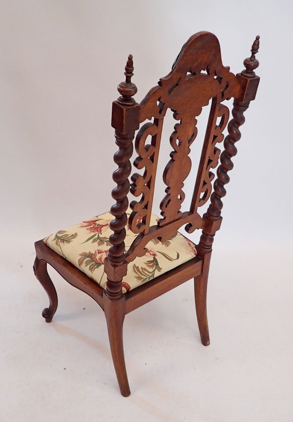 A Victorian small chair with ornately carved back - Bild 2 aus 2