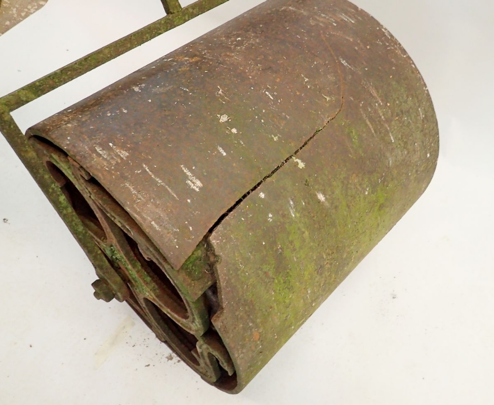 A Coalbrookdale cast iron garden roller, crack to roller - Image 4 of 4