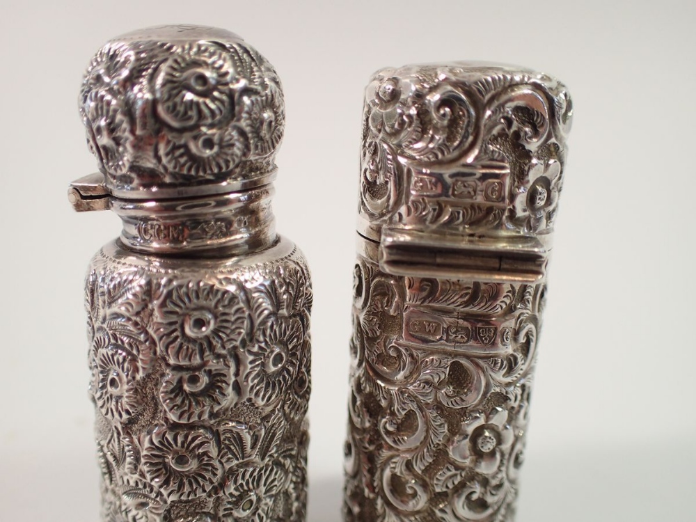 Two silver perfume/smelling salt bottles, Chester 1903 and Birmingham 1900, 5.5cm tall - Bild 3 aus 3