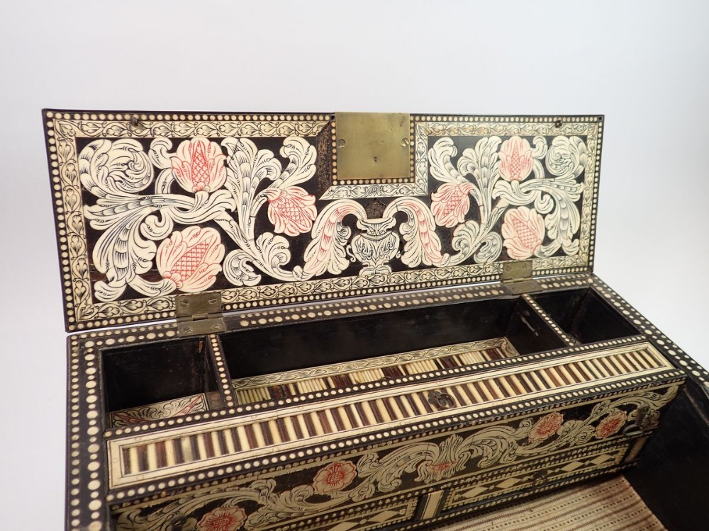 A 19th century Anglo Indian porcupine quill writing slope, the fully fitted interior with red and - Bild 6 aus 10