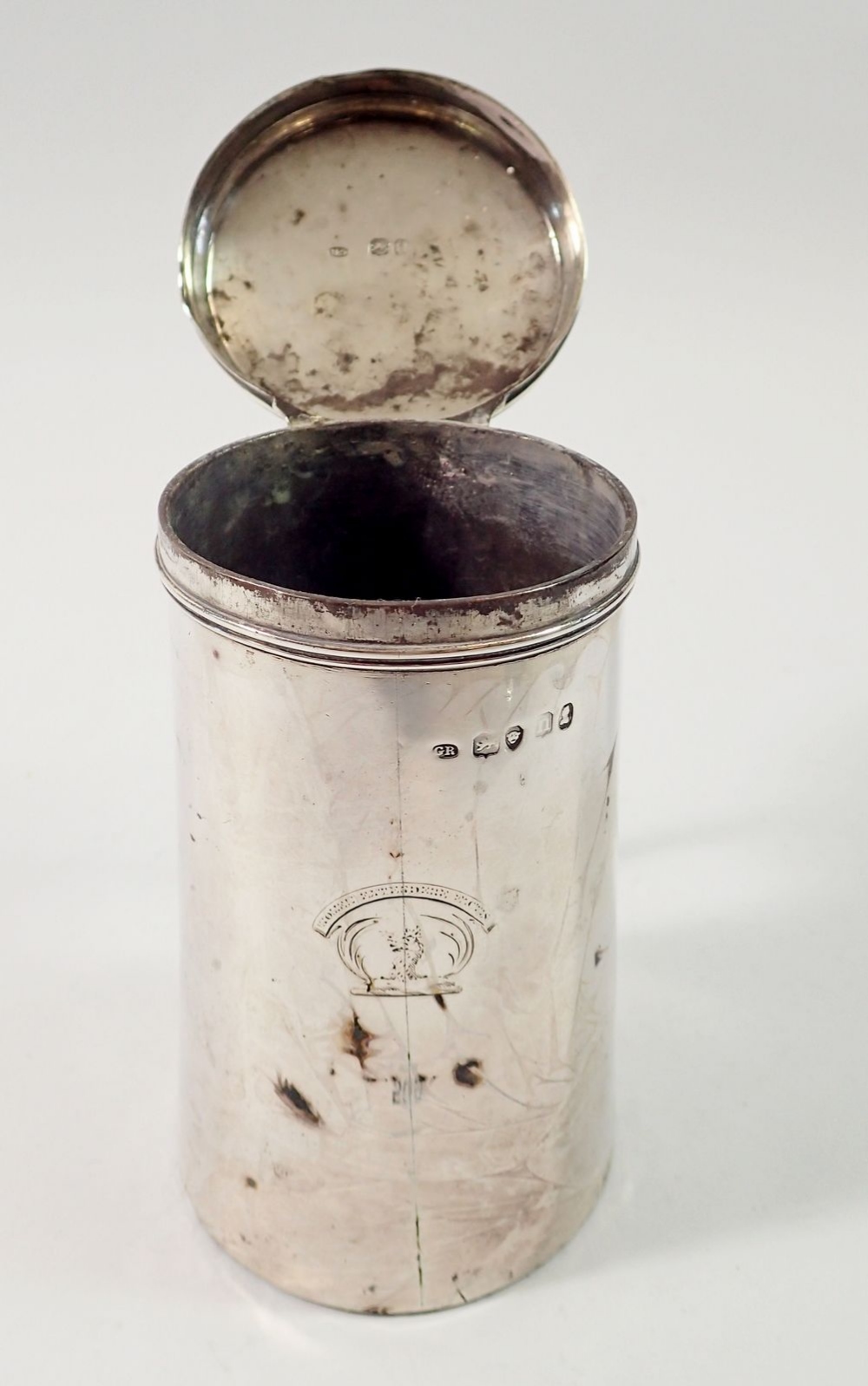 A late Georgian silver travel or military officer's shaving mug with folding handle and hinged - Bild 3 aus 9