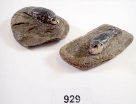 Two Inuit stone carvings of seals, 10cm wide