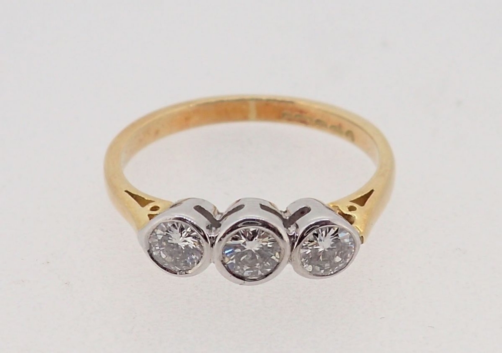 An 18ct white and yellow gold ring collet set three diamonds, size K, 2.2g - Image 2 of 4