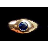 A 14k gold gentleman's ring set sapphire, size T, 8.1g