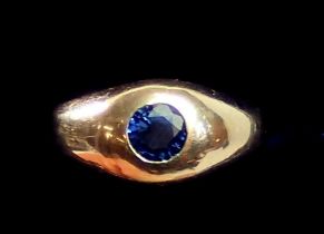 A 14k gold gentleman's ring set sapphire, size T, 8.1g