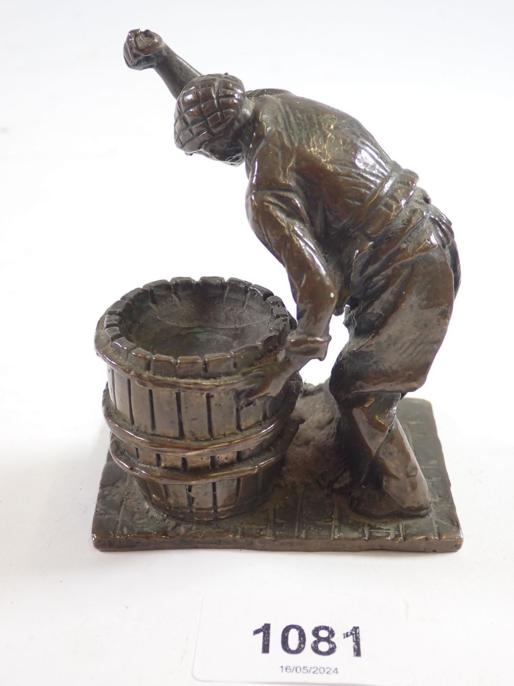 A small bronze figure of a barrel Cooper at work, 10cm tall signed Butler 77 - Bild 3 aus 5