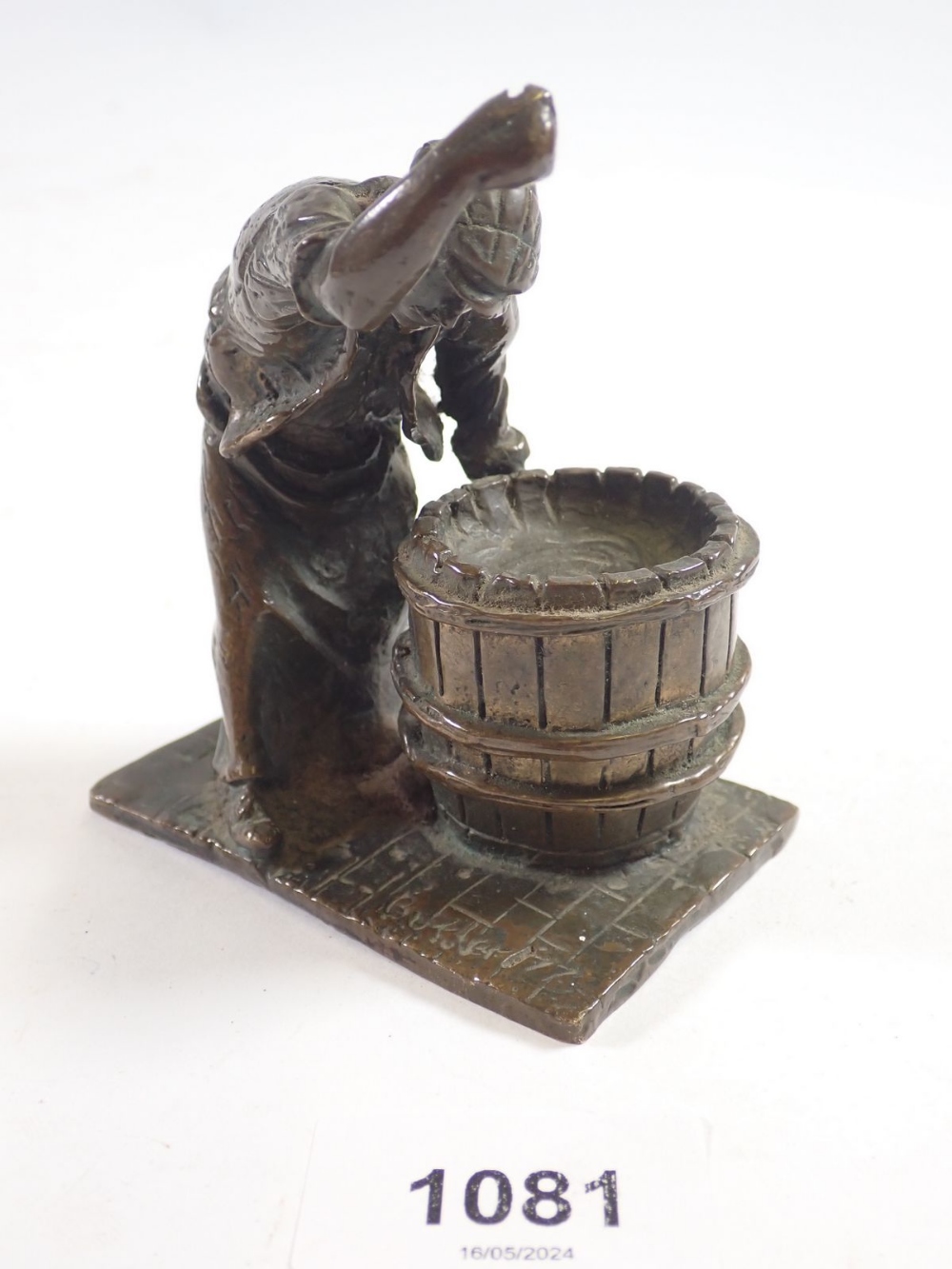 A small bronze figure of a barrel Cooper at work, 10cm tall signed Butler 77 - Bild 2 aus 5