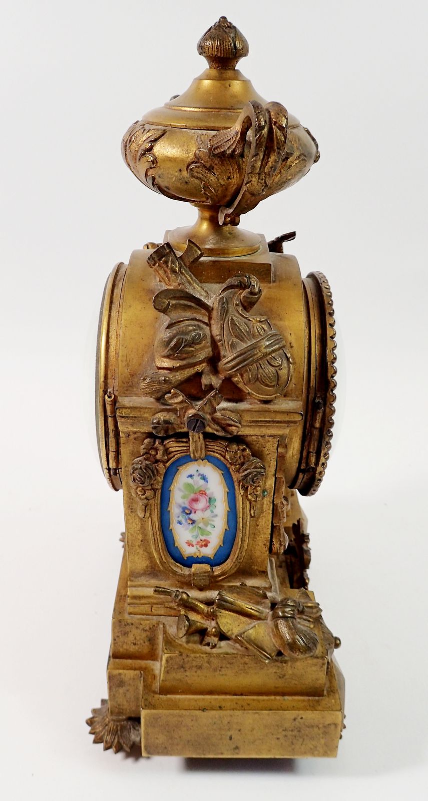 A 19th century French small gilt bronze mantel clock with Serves style porcelain panels and white - Bild 5 aus 5
