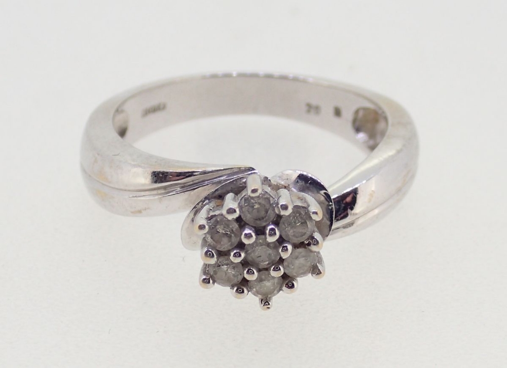 A white metal ring crossover set cluster of diamonds, size M to N, 5.2g - Bild 2 aus 4