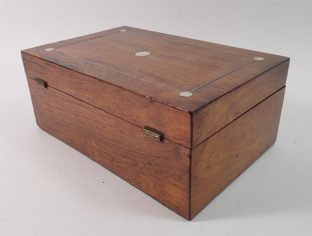 A 19th century mahogany box with mother of pearl inlay, 22.5cm wide - Bild 3 aus 3