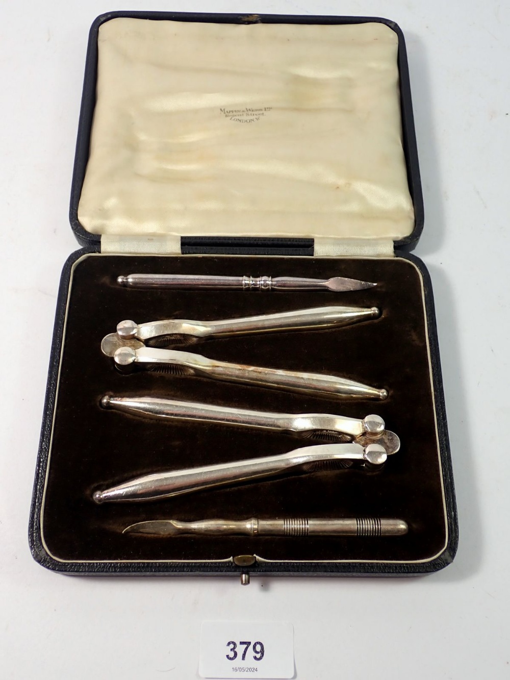 A set of silver plated nut crackers and picks, boxed - Bild 2 aus 2