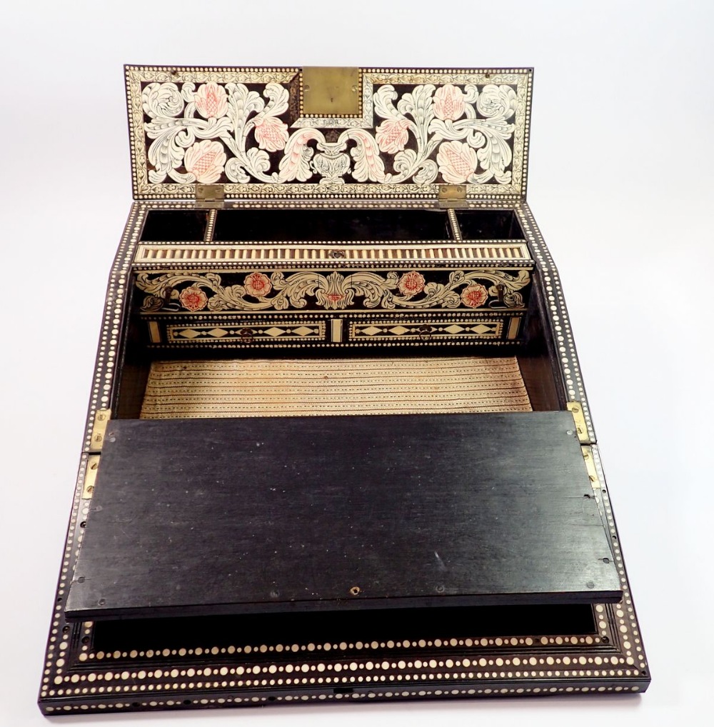 A 19th century Anglo Indian porcupine quill writing slope, the fully fitted interior with red and - Bild 4 aus 10