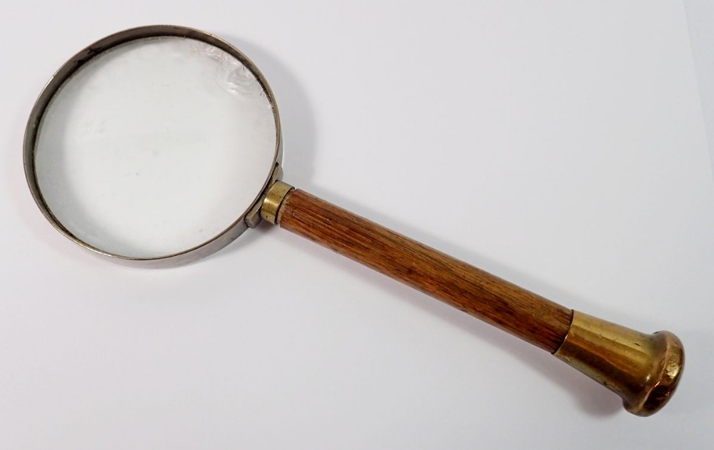 An old magnifying glass with wooden handle - Image 2 of 2
