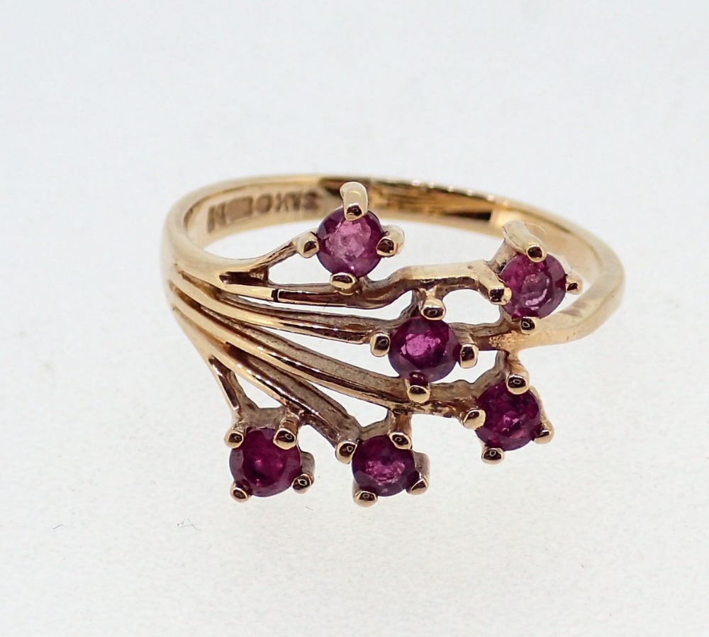 A 9 carat gold ring set spray of six rubies, size H, 1.5g - Image 4 of 4
