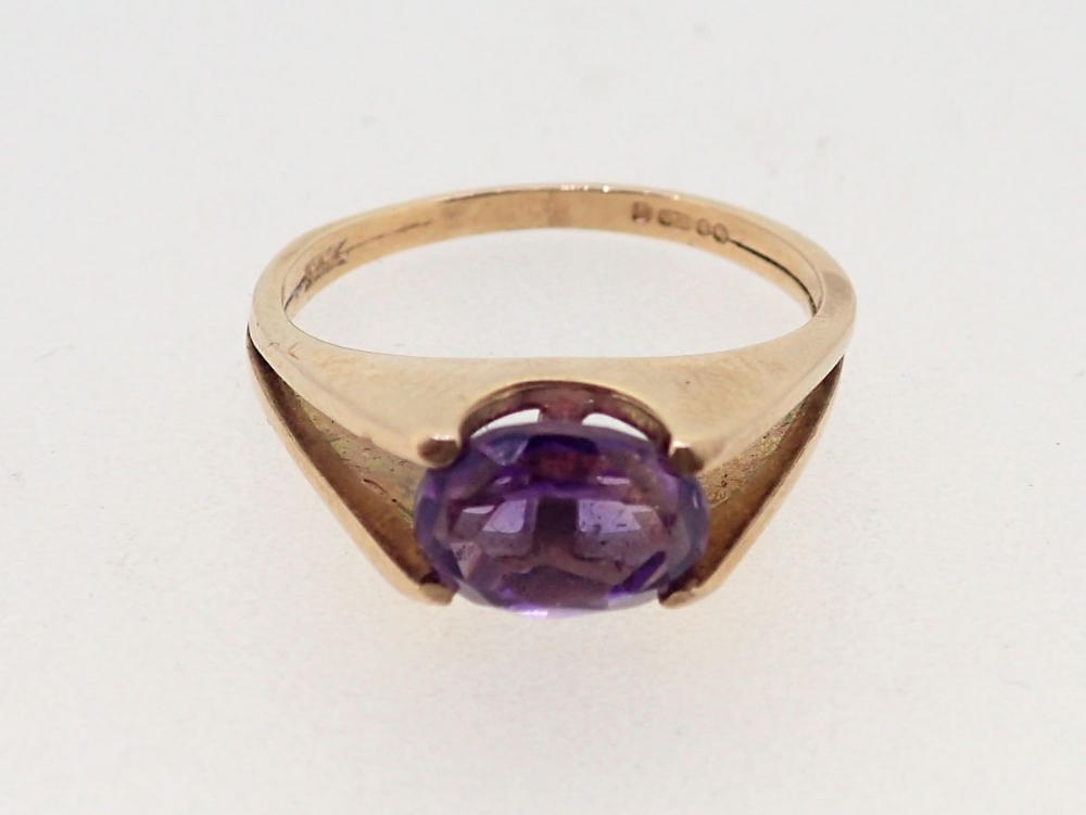 A 9 carat gold amethyst ring on split shank, size M, 2.7g - Image 2 of 4