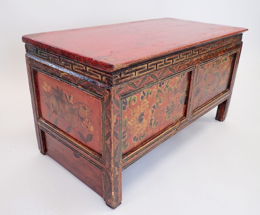 A small Chinese red painted wooden chest with floral decoration, secret door to reverse, 75 x 38 x - Bild 2 aus 4