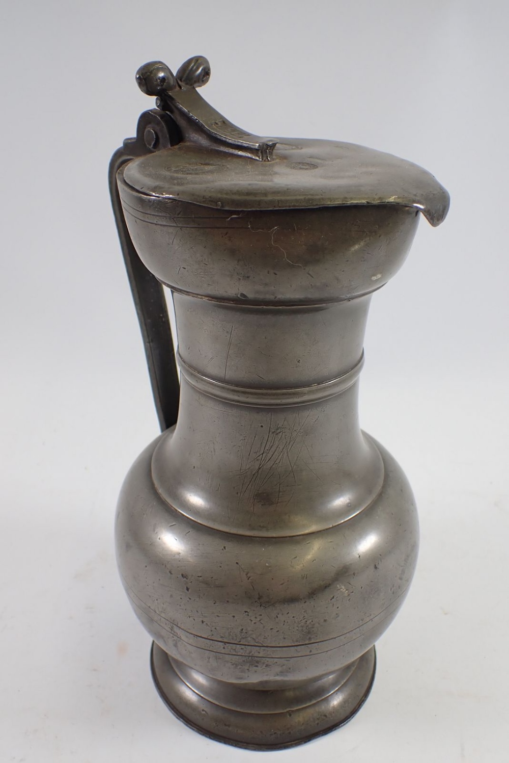 A large 18th century pewter flagon dated 1758 with touchmarks, 30cm tall - Bild 2 aus 4