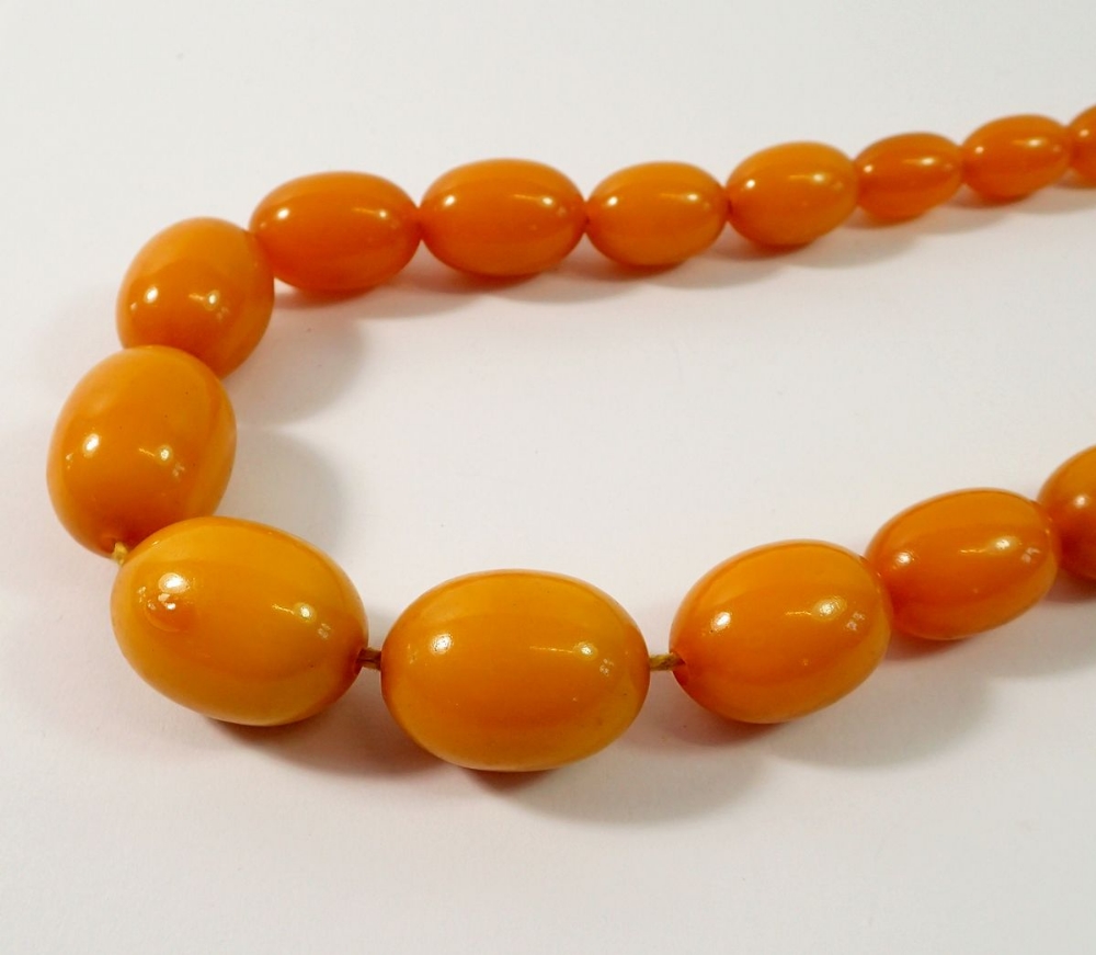 An amber bead necklace, 83g, 86cm - Image 2 of 5