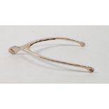 An Edwardian pair of silver wishbone sugar tongs, London 1904, 28g