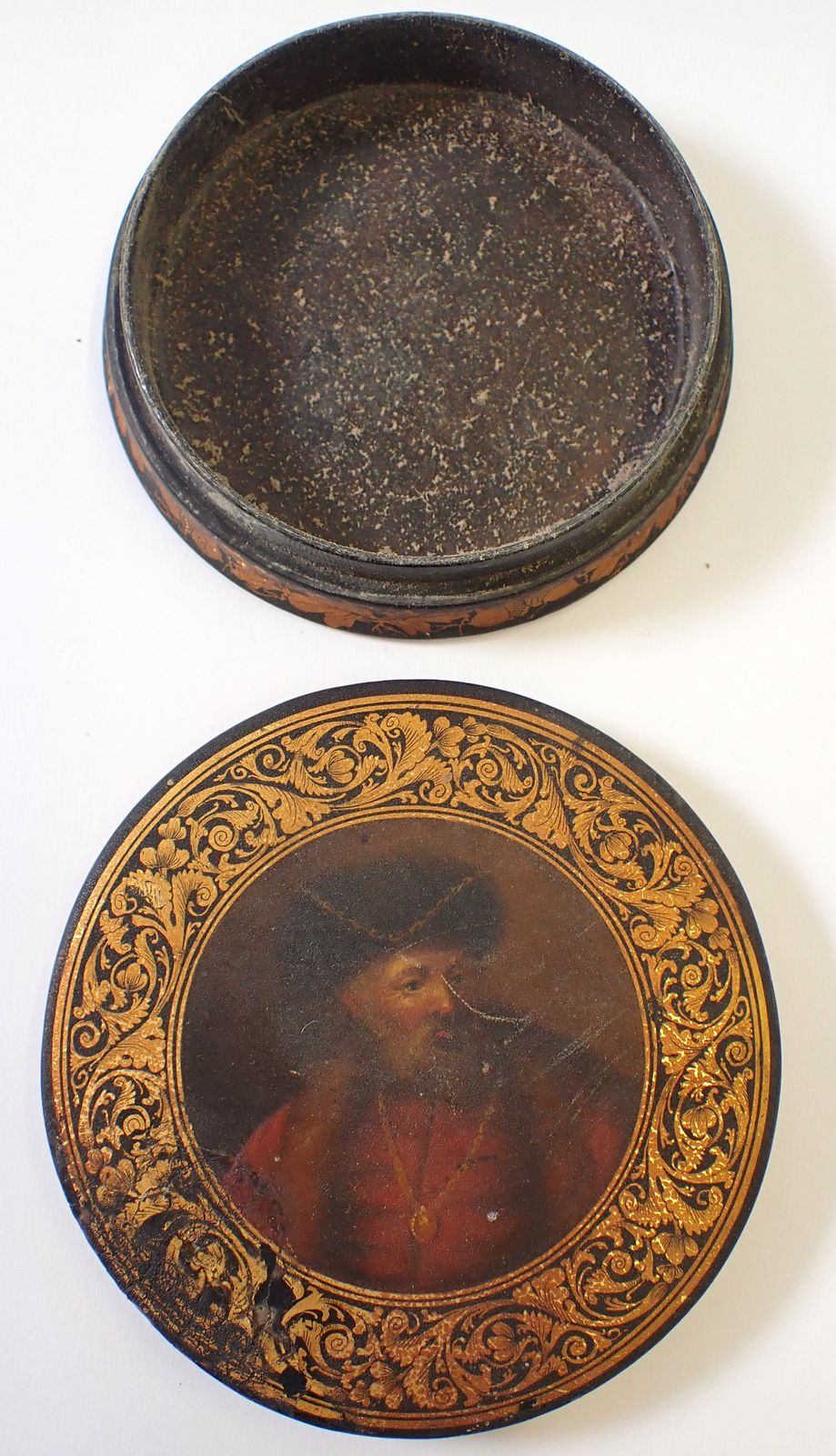 A 19th century paper mache snuff box with continental portrait of a gentleman - Image 3 of 3