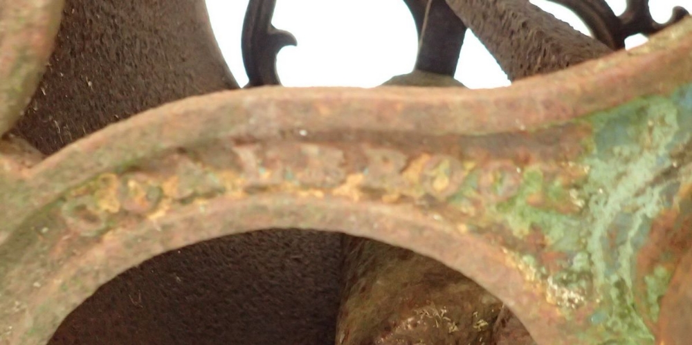 A Coalbrookdale cast iron garden roller, crack to roller - Image 3 of 4