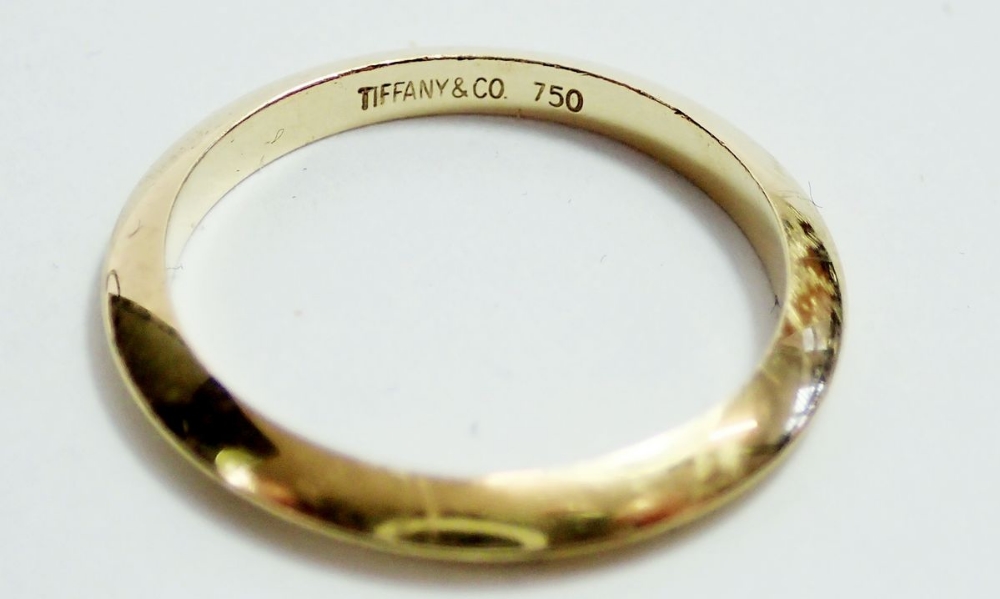 A Tiffany 18ct gold ring, size K, 2g - Image 2 of 2