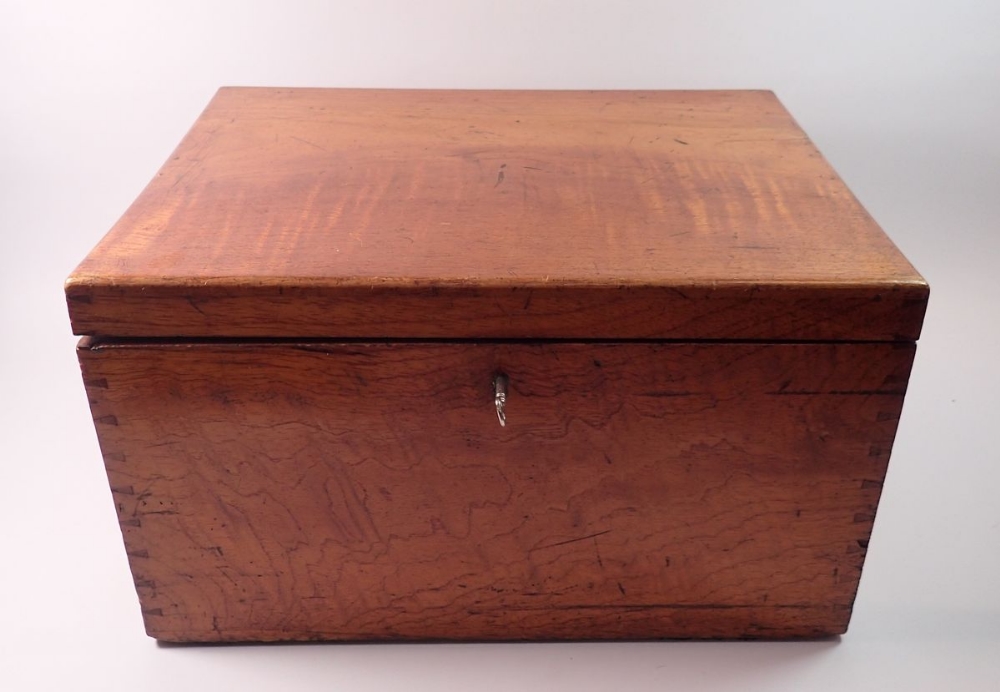 A mahogany storage box with key, 46 x 35.5 x 27cm - Bild 2 aus 4