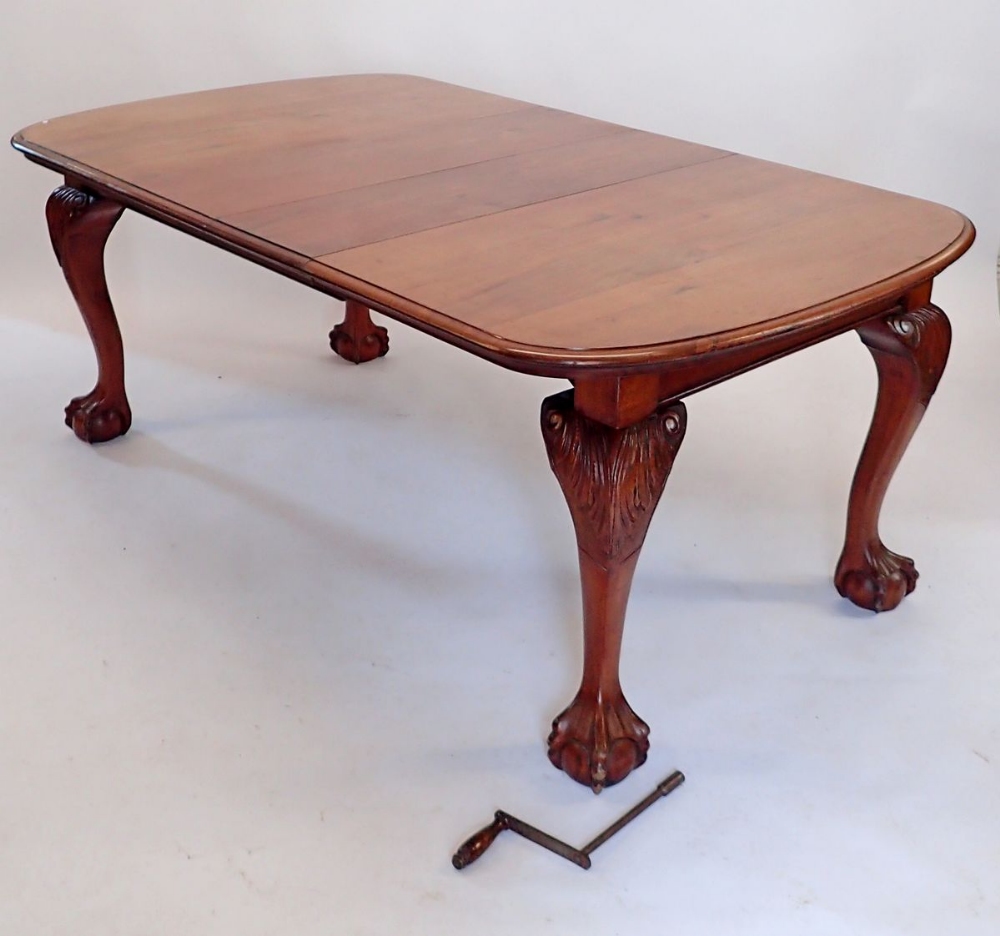 A Victorian mahogany windout dining table and two interleaves all on cabriole, claw and ball - Bild 3 aus 3