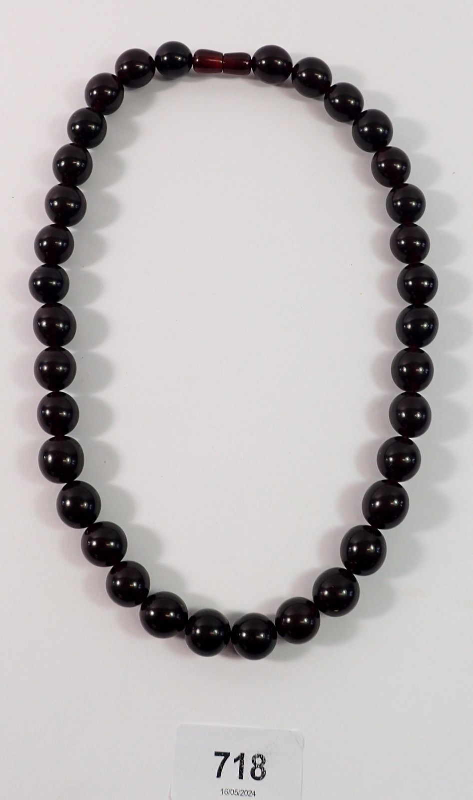 A cherry amber bead necklace, 50cm long, 57g
