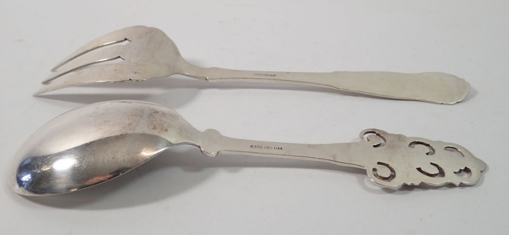 A Scandinavian silver serving fork and spoon, both marked 830, 133g - Bild 2 aus 3
