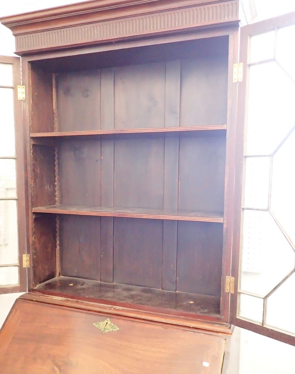A Georgian mahogany bureau bookcase of small proportions with astragal glazed doors over slope front - Bild 3 aus 3