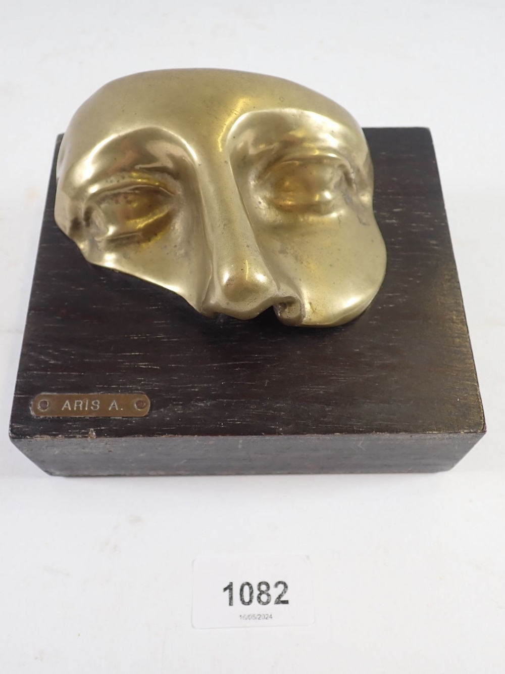 A Venetian brass face mask mounted on a wooden plinth, 'Aris A' 14 x 12cm - Bild 2 aus 2