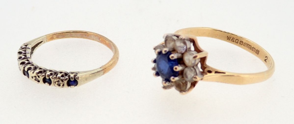 A 9 carat gold blue and white stone cluster ring, size O, 2g and a 9 carat gold sapphire and chip - Image 2 of 3