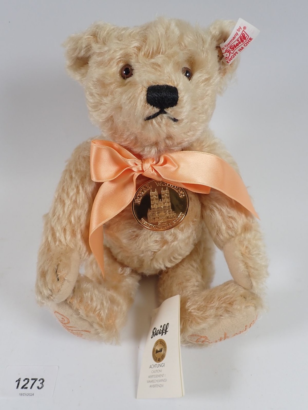 A Steiff Royal Wedding Bear 2011, limited edition with bag and certificate - Image 2 of 2