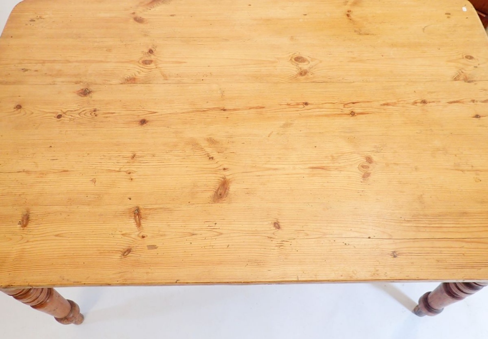 A Victorian pine farmhouse dining table with frieze drawer and turned supports, 137 x 84 x 76cm - Image 3 of 3