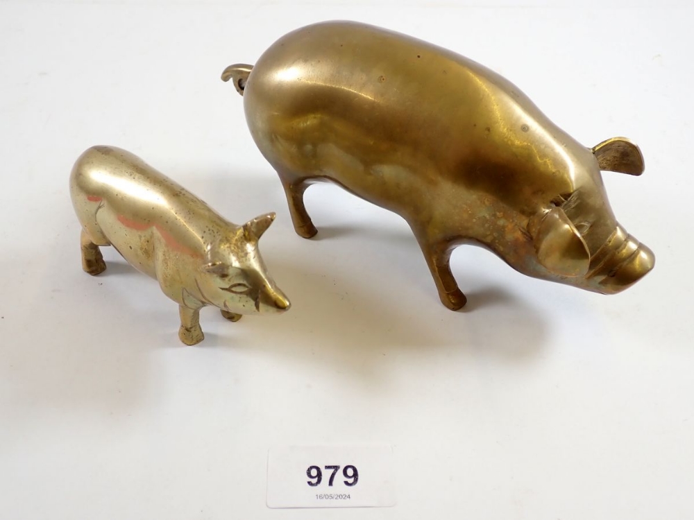 Two brass pigs, largest 18cm