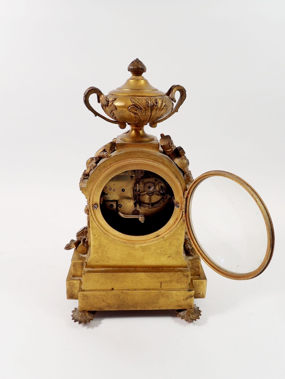 A 19th century French small gilt bronze mantel clock with Serves style porcelain panels and white - Bild 4 aus 5