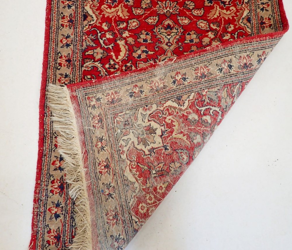 A small Persian style rug with floral medallion on red ground, 96 x 66cm - Bild 2 aus 2