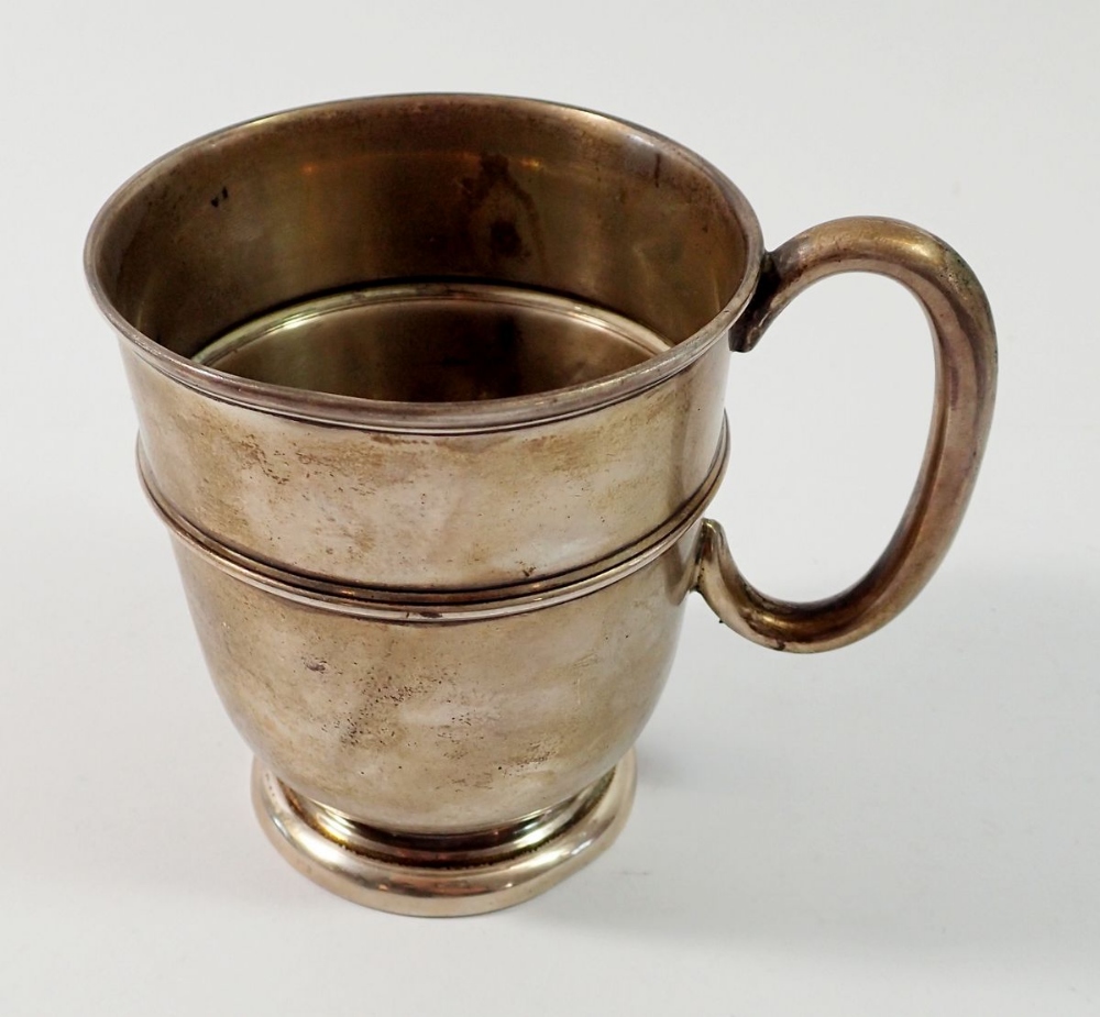 A silver christening mug engraved 'AGW' Sheffield 1960 by Viners, 111g - Image 3 of 3