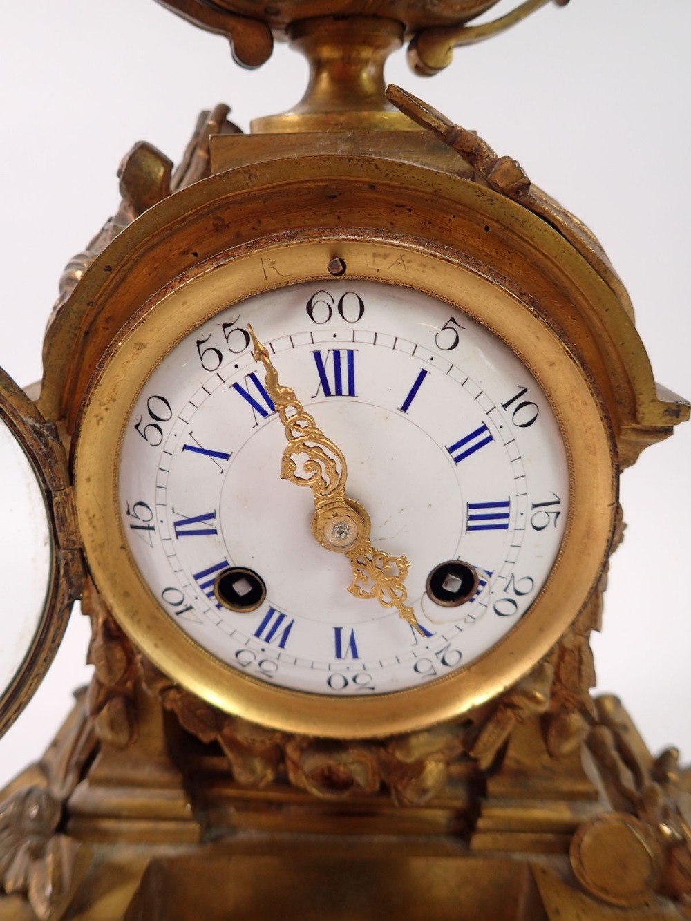 A 19th century French small gilt bronze mantel clock with Serves style porcelain panels and white - Bild 2 aus 5