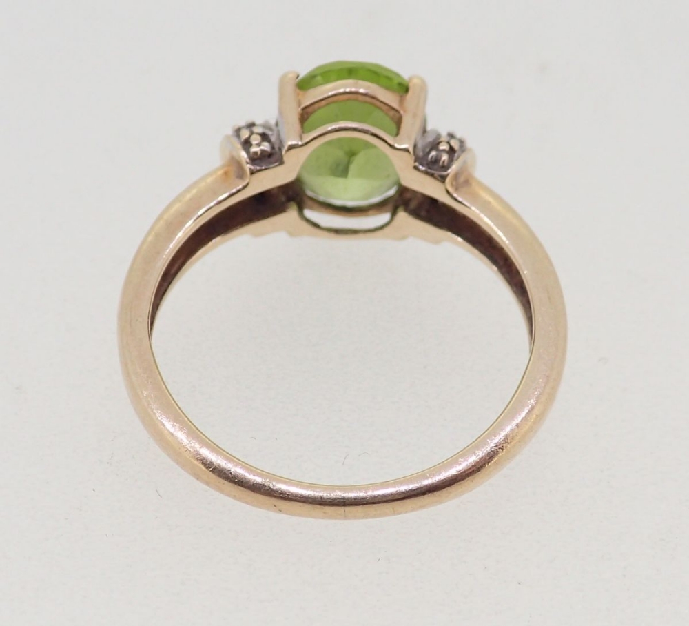 A 9 carat gold ring set peridot flanked by chip diamonds, size J, 2.5g - Image 4 of 4
