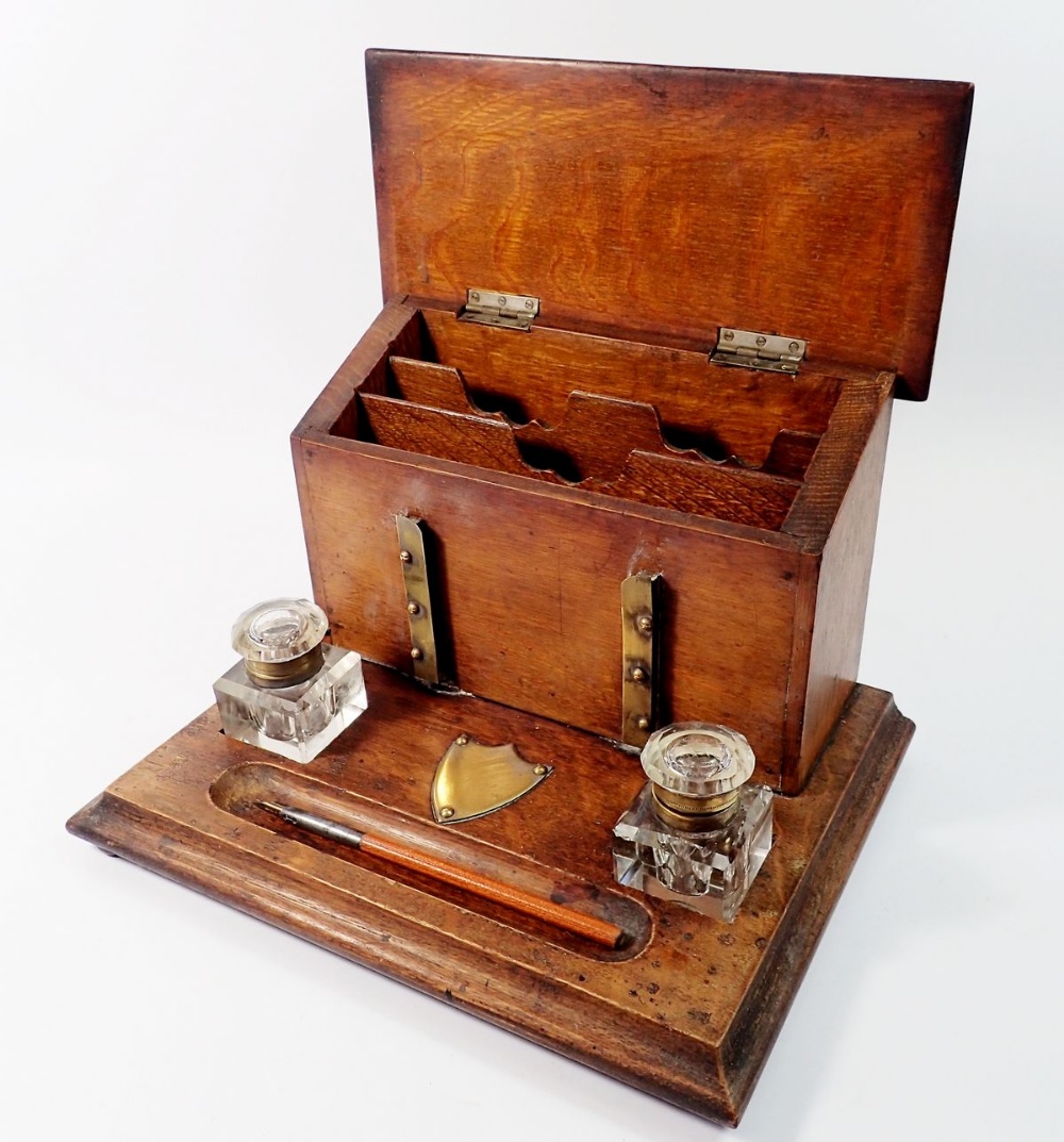 A Victorian oak correspondence box with rise top letter compartment and inkstand fitted two glass - Bild 3 aus 4