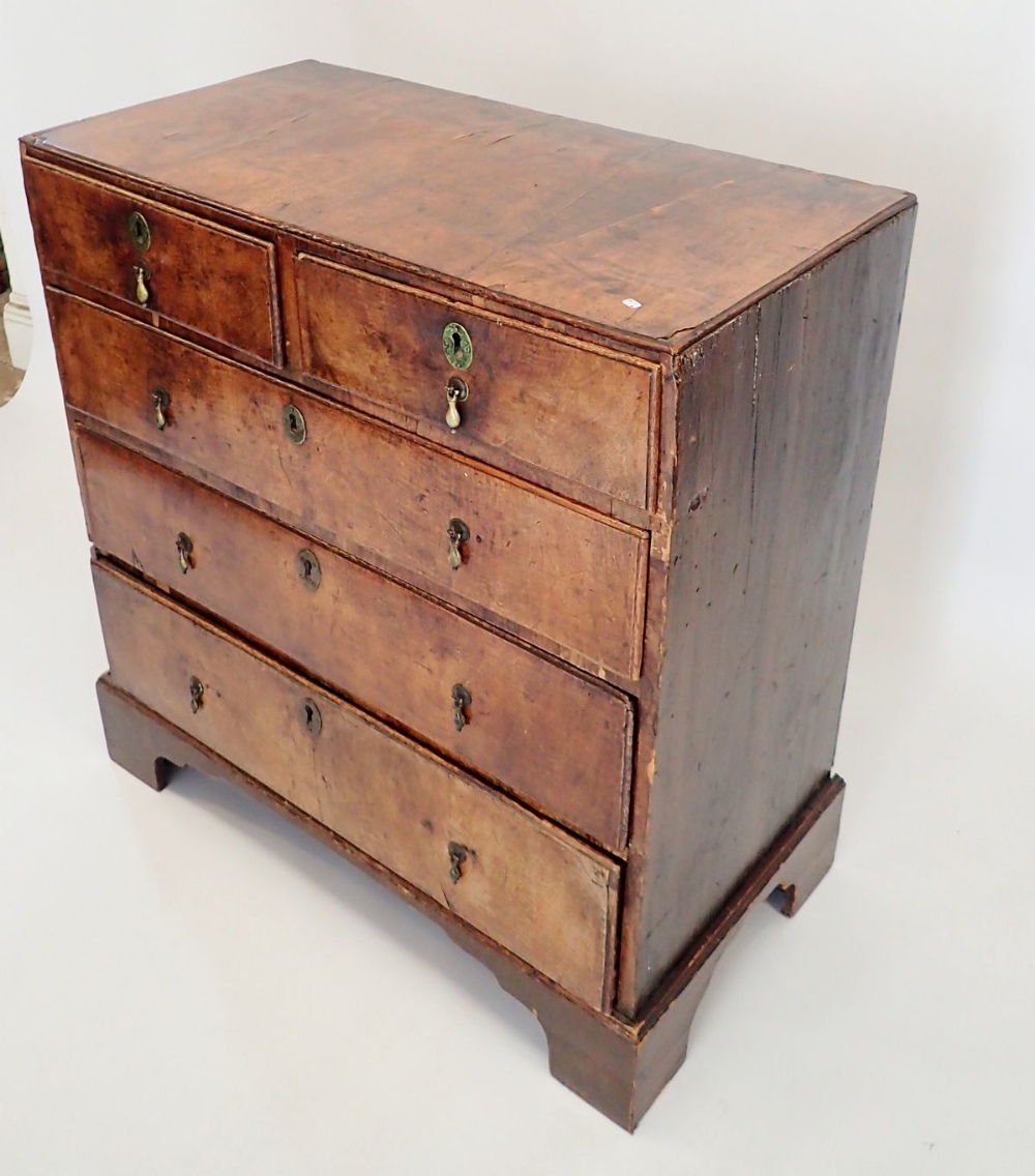 A George II walnut chest of two short and three long drawers on bracket supports, 86cm - Bild 2 aus 5